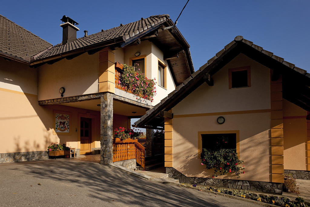 Tourist Farm Skrbina Apartamento Otočec Exterior foto